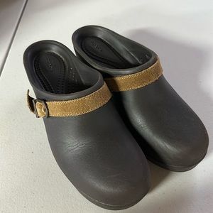 Crocs Sarah Cobbler Heel in Brown